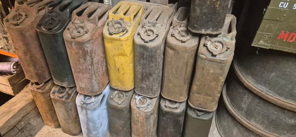 US jerrycans 1942 1943 1944 1945, Verzamelen, Militaria | Tweede Wereldoorlog, Ophalen of Verzenden, Landmacht, Amerika, Overige typen