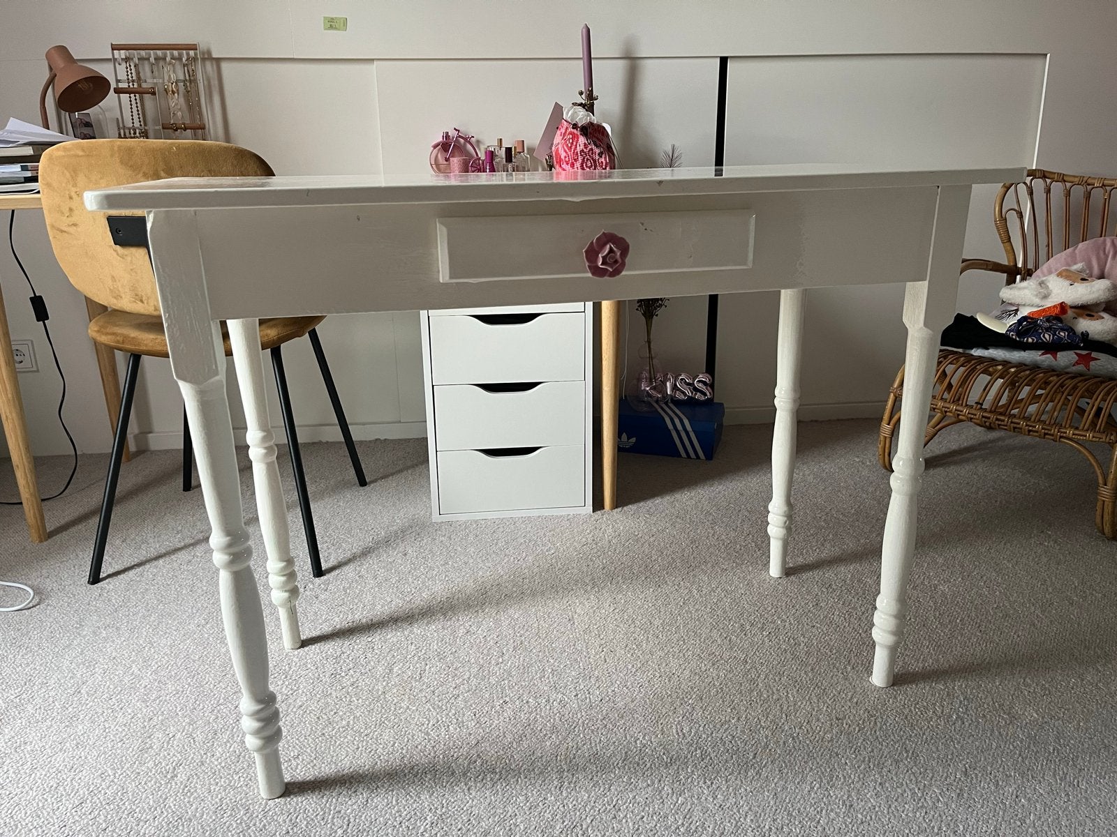 Witte houten tafel/bureau met lade en roosknop, Huis en Inrichting, Ophalen, Gebruikt, 75 cm of meer, 60 cm of meer