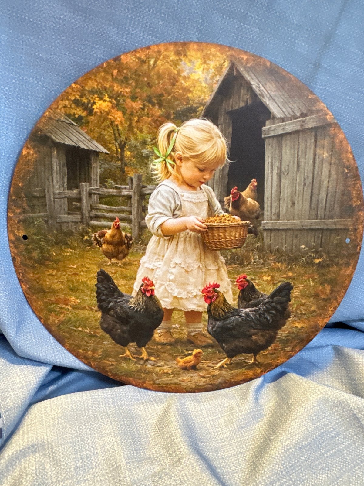 Decoratief rond metalen bord met meisje en kippen, Hout, Meerkleurig, Nieuw, Ophalen of Verzenden