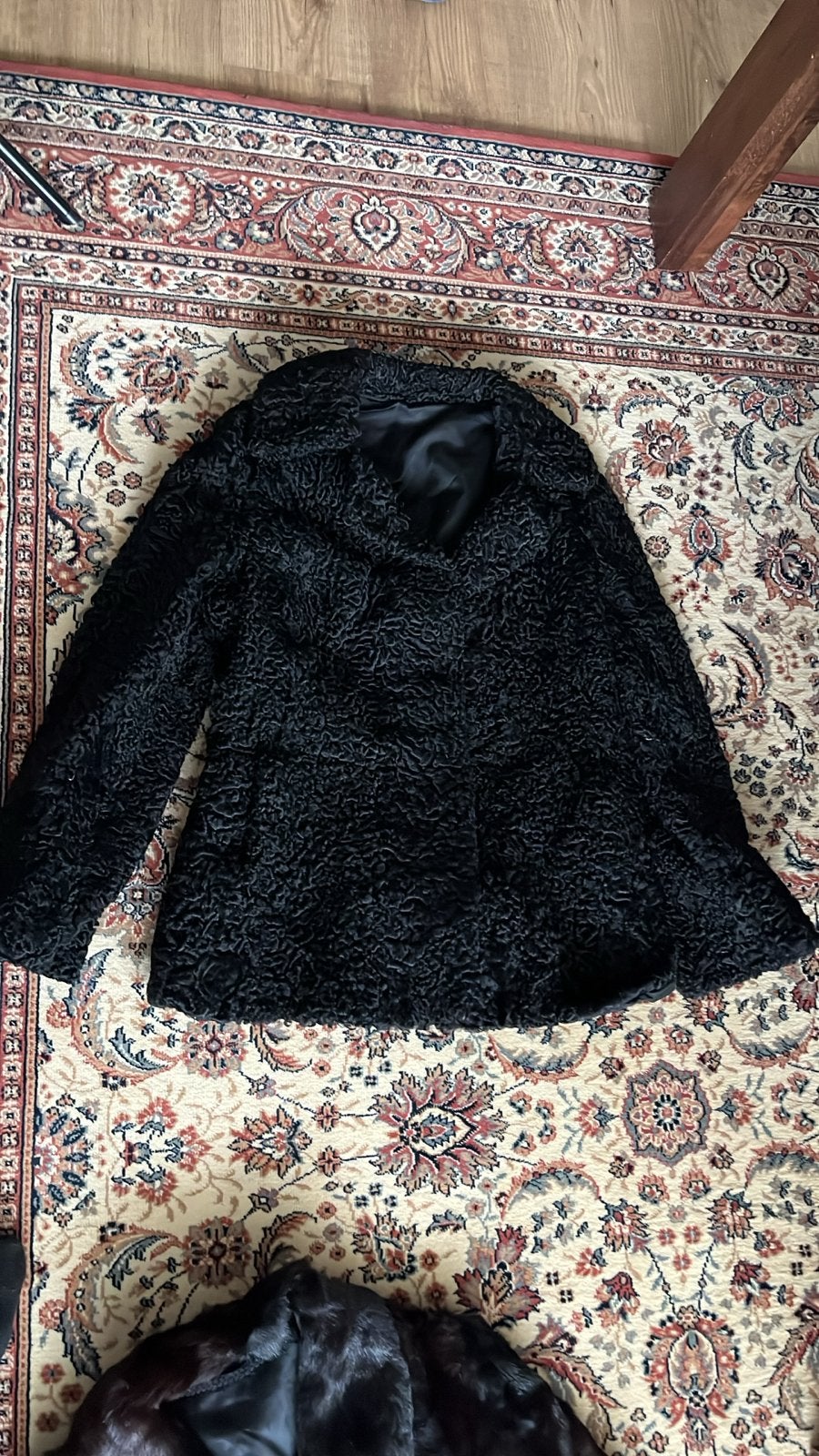 Zwarte lammy coat met krullend bont, Ophalen of Verzenden, Zo goed als nieuw, Maat 38/40 (M), Zwart