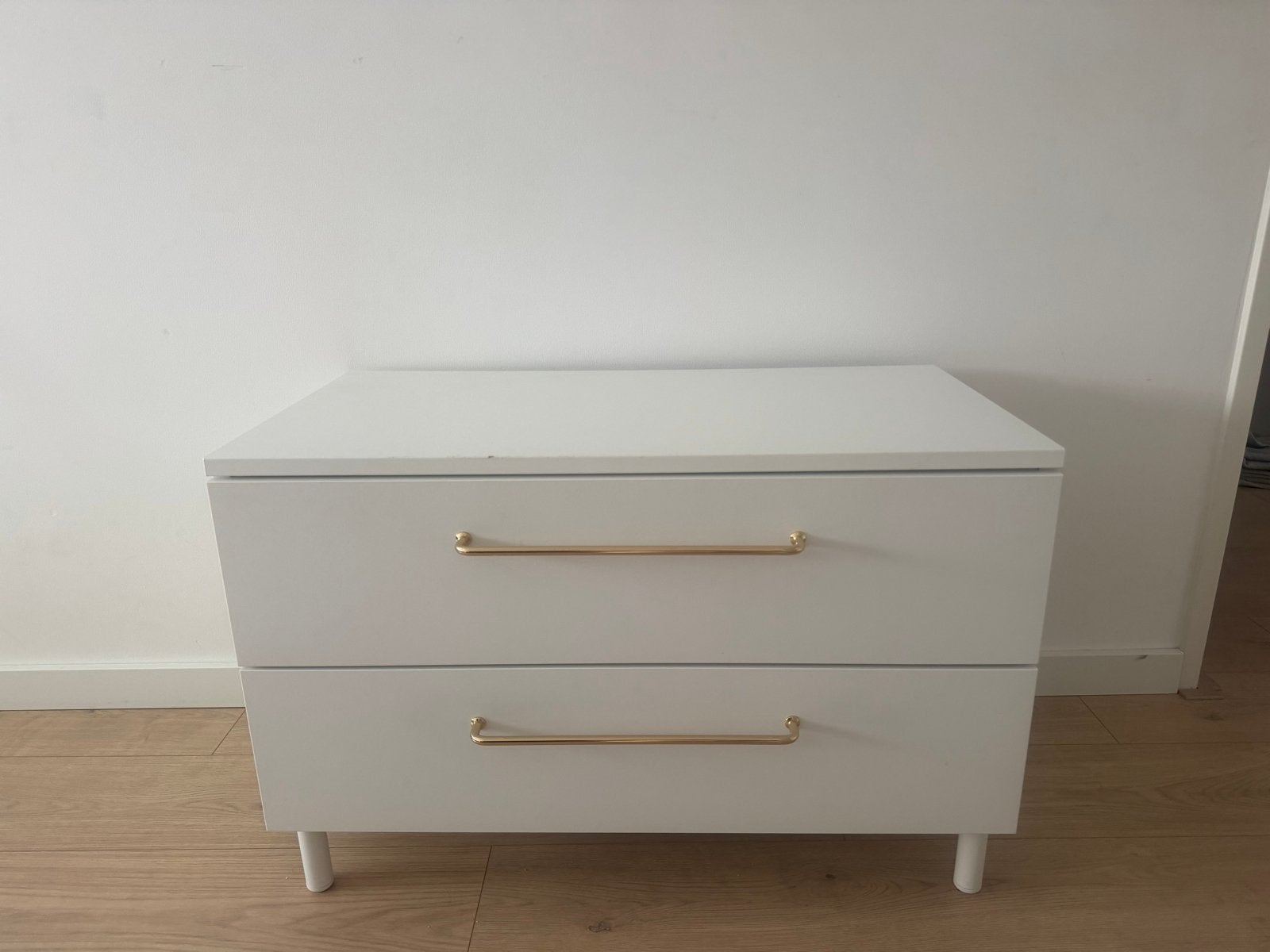 2 Wit ladekastjes met 2 laden en gouden handgrepen., 1 of 2 laden, Zo goed als nieuw, Minder dan 100 cm, 25 tot 50 cm