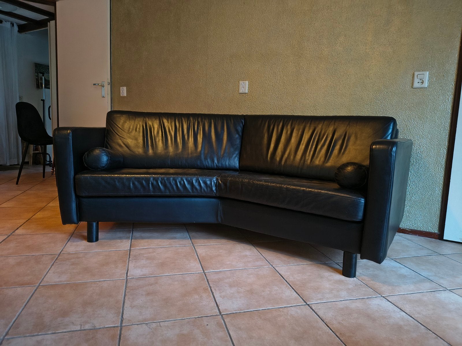 Twee zwarte Leren designbanken - Comfortabel en Stijlvol, Huis en Inrichting, Banken | Bankstellen, Gebruikt, Driepersoons, Leer