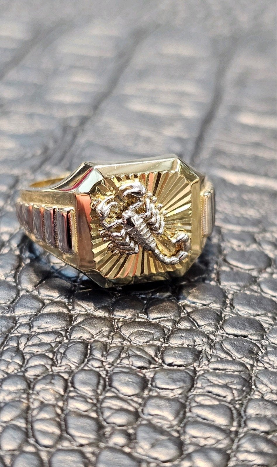 14k gouden ring Scorpion bi-color