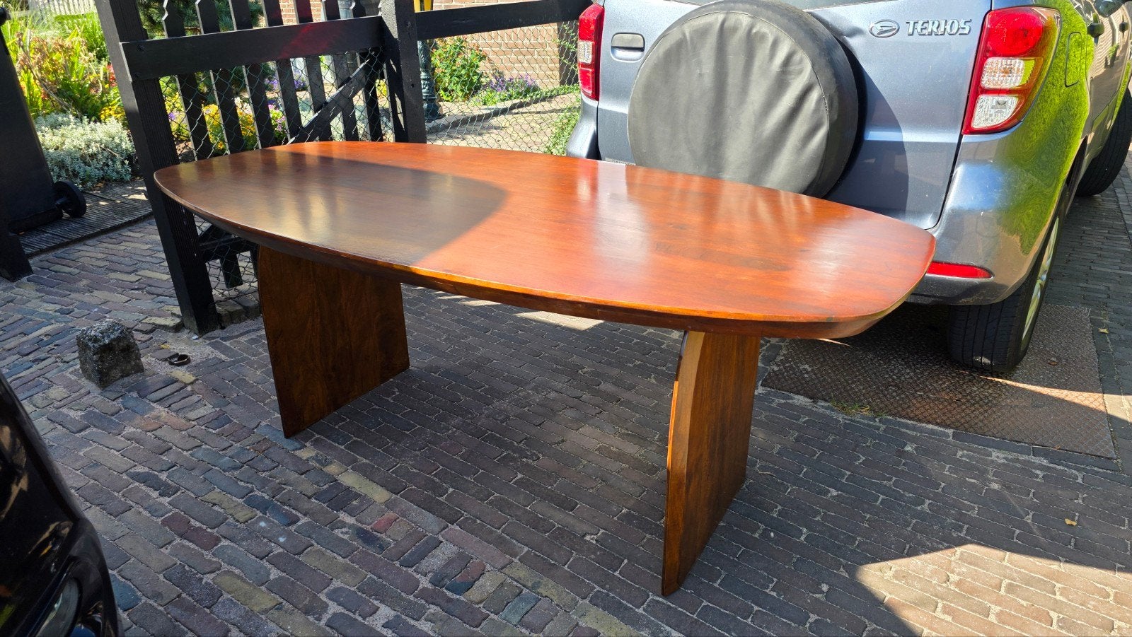 ovale notenhouten designtafel, Ophalen
