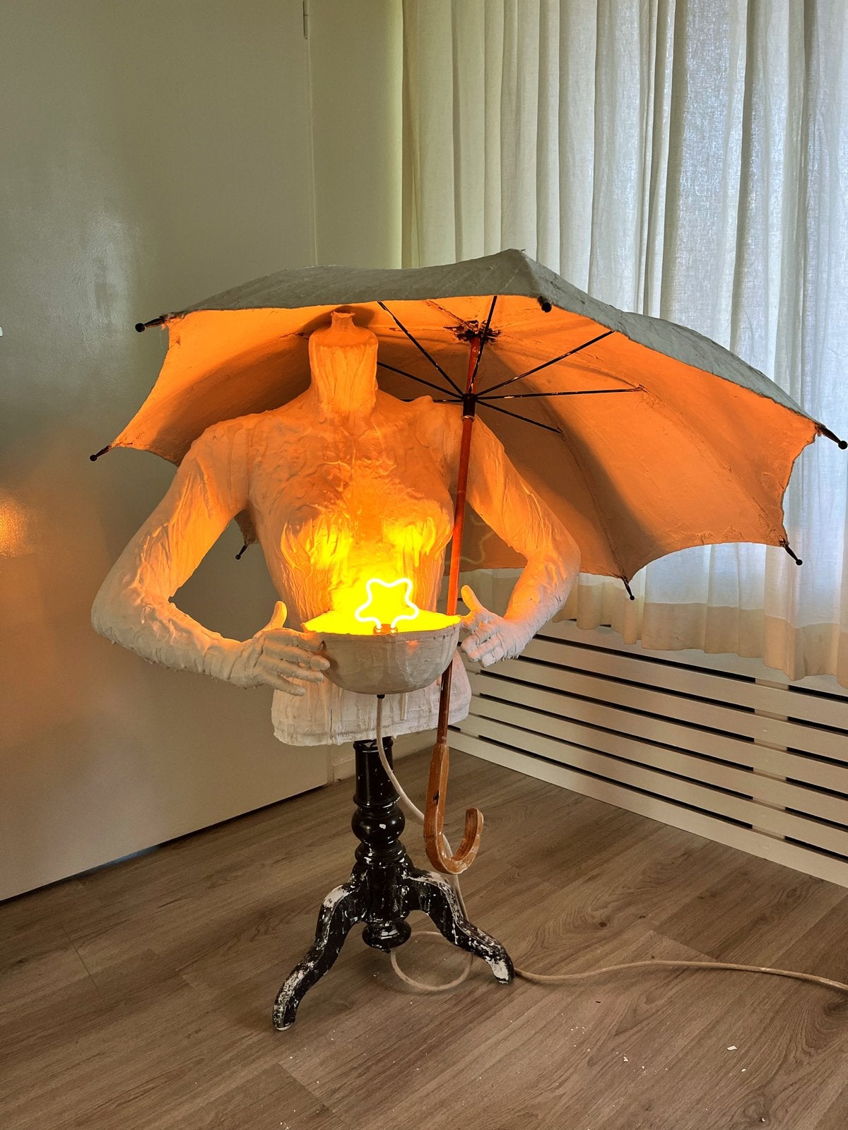 Unieke kunstzinnige lamp met paraplu en neon ster, Ophalen