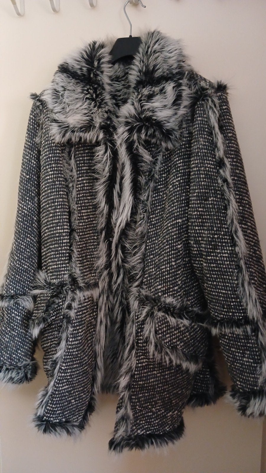 Omkeerbare Winterjas / Vestjas – Zwart/Wit Bouclé & Shaggy, Ophalen of Verzenden, Zo goed als nieuw, Maat 46/48 (XL) of groter
