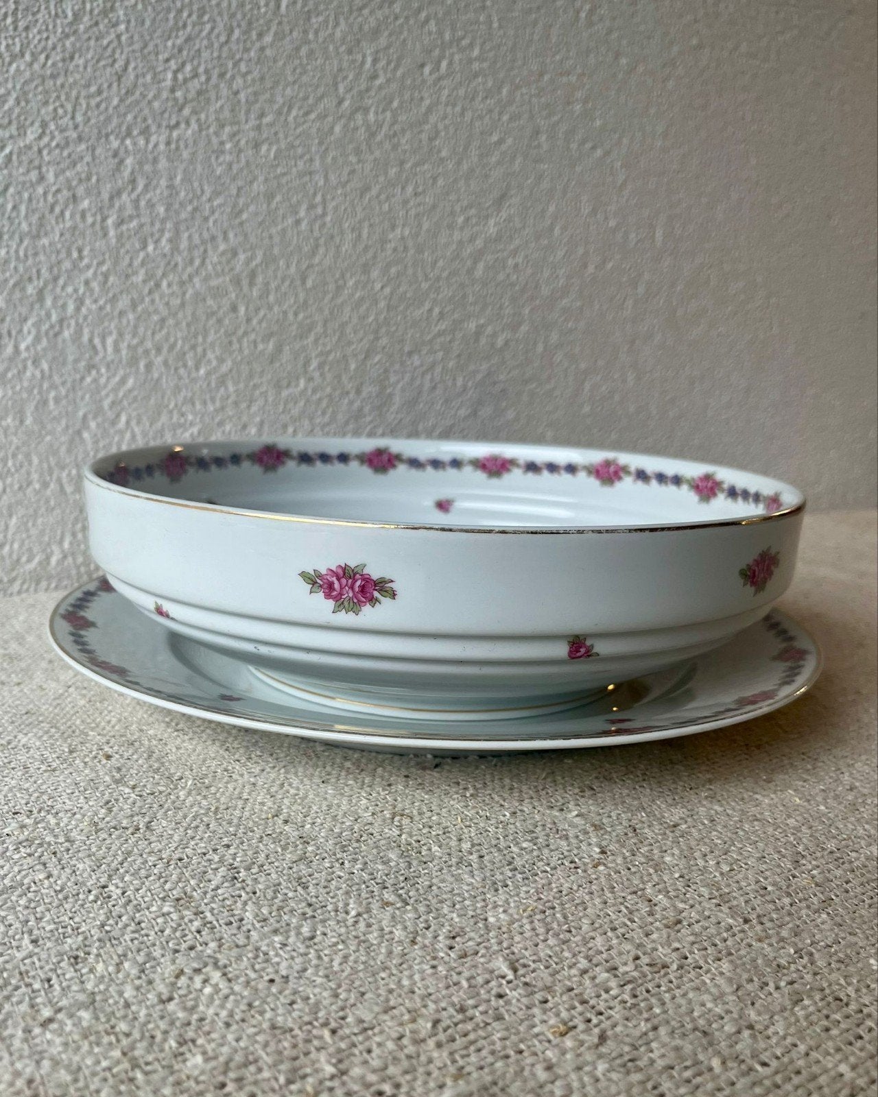 Vintage schaal met onderbord roosjes Porcelaine Cerabel, Ophalen of Verzenden