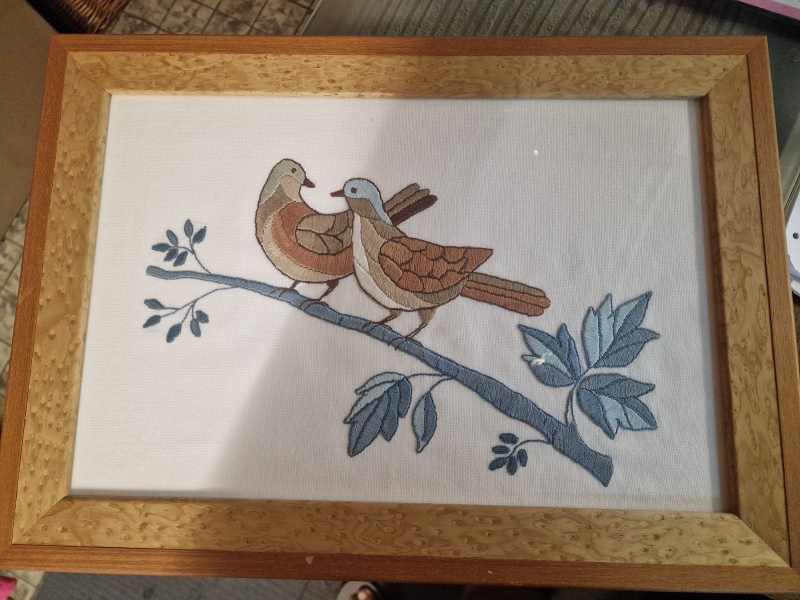 Prachtig handgeborduurd tafereel met vogels in lijst, Ophalen, Zo goed als nieuw, Handborduren, Overige typen
