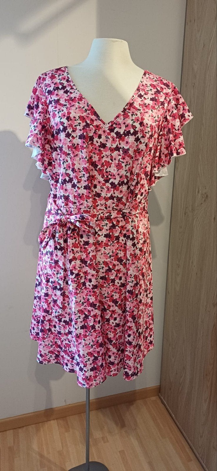 Roze tinten gebloemde jurk, vlinder mouwtje, maat L, Ophalen of Verzenden, Zo goed als nieuw, Maat 38/40 (M), Roze
