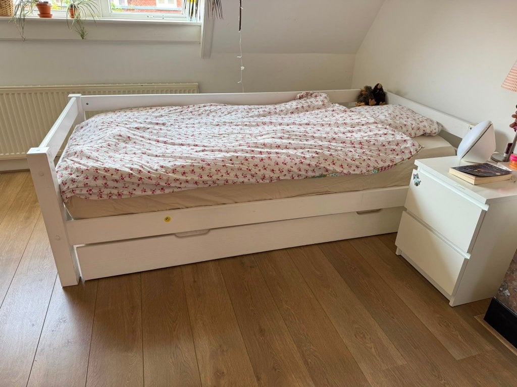 single wooden bed with pull-out trundle inc. 2 matresses, Huis en Inrichting, Ophalen, Eenpersoons, Hout, 100 cm