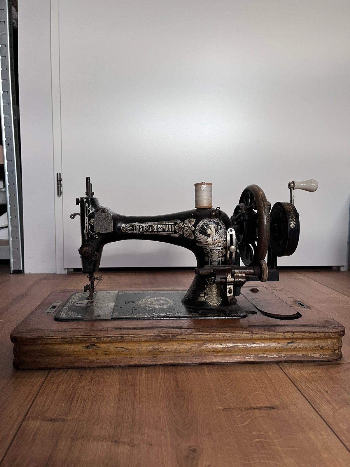 Antiek naaimachine, Ophalen
