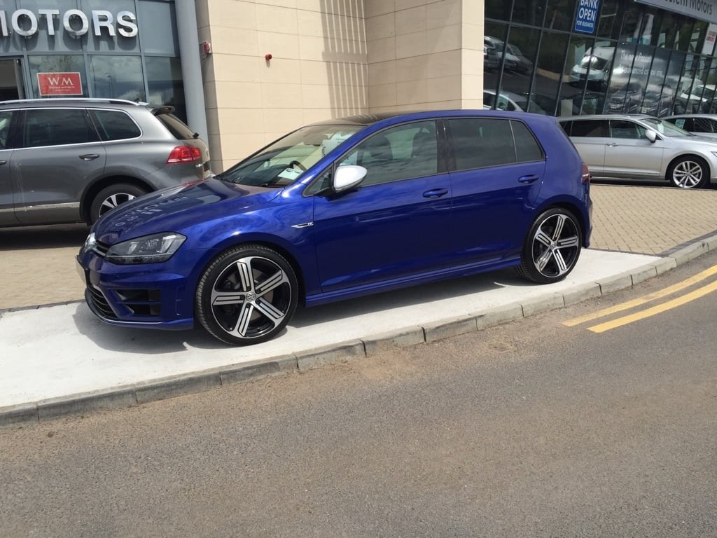 VW Golf R Cadiz Velgen met 235/35/19 Banden, Gebruikt, Banden en Velgen, 235 mm, Personenwagen