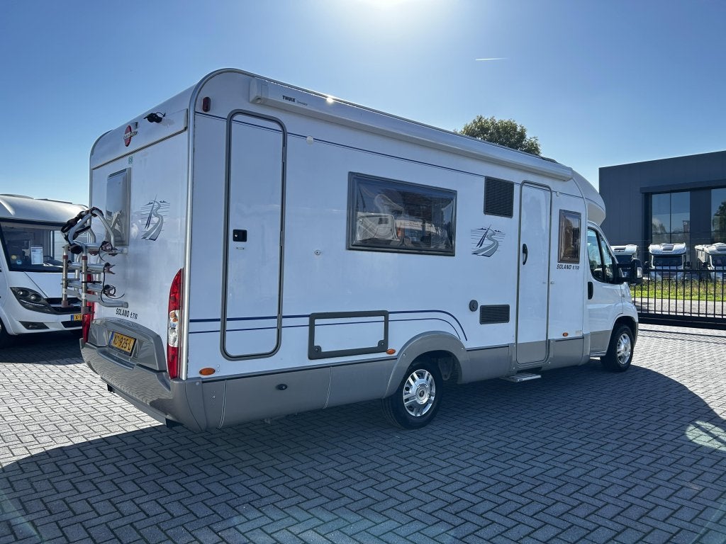 Foto 3 van Bürstner Solano T710/Fransbed/badkamer-achterin/200