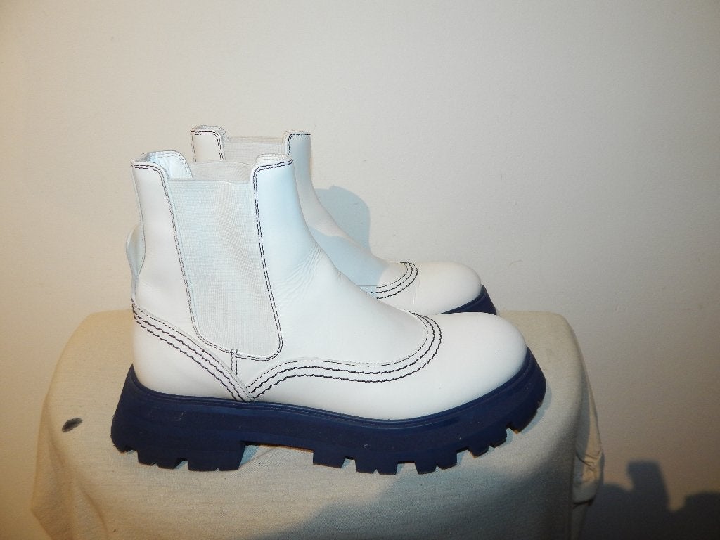 Alexander McQueen laarzen wit blauwe zool apart logo 39, Wit, Lage of Enkellaarzen, Ophalen of Verzenden, Gedragen