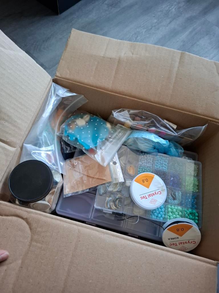 Grote doos vol kralen, draden en benodigdheden, Hobby en Vrije tijd, Kralen en Sieraden maken, Ophalen of Verzenden, Nieuw, Kraal
