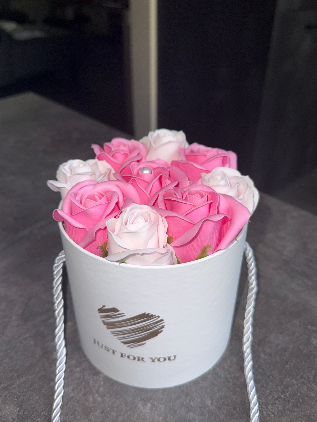 Roze en witte zeep rozen in een geschenkdoos, Meerkleurig, Overige materialen, Nieuw, Ophalen of Verzenden
