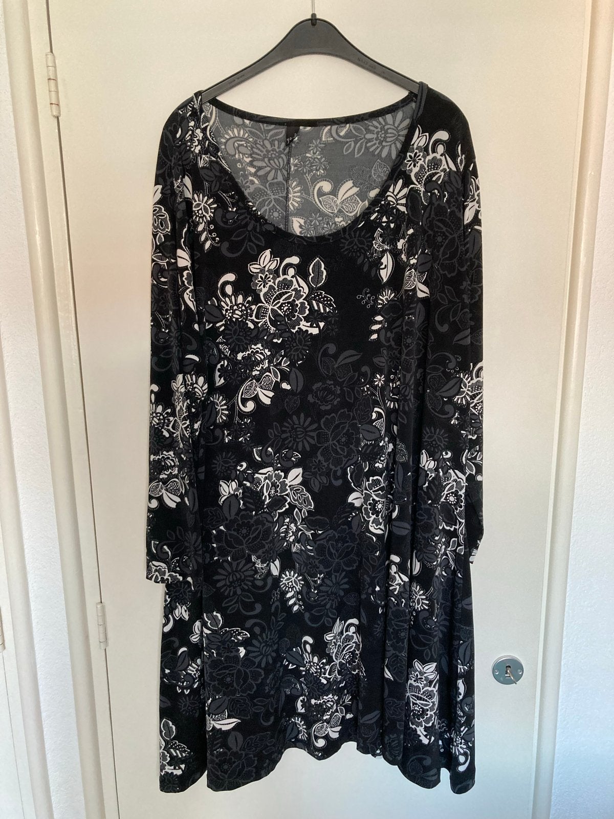 Yoek jurk zwart met bloemenprint maat XXL, Kleding | Dames, Grote Maten, Ophalen of Verzenden, Zo goed als nieuw, Zwart