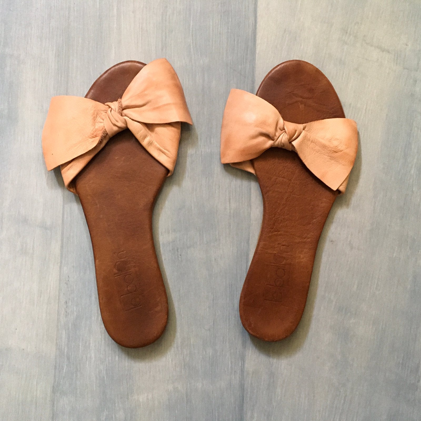 Le Ballon leren slippers maat 39, Kleding | Dames, Slippers, Beige, Ophalen of Verzenden, Zo goed als nieuw