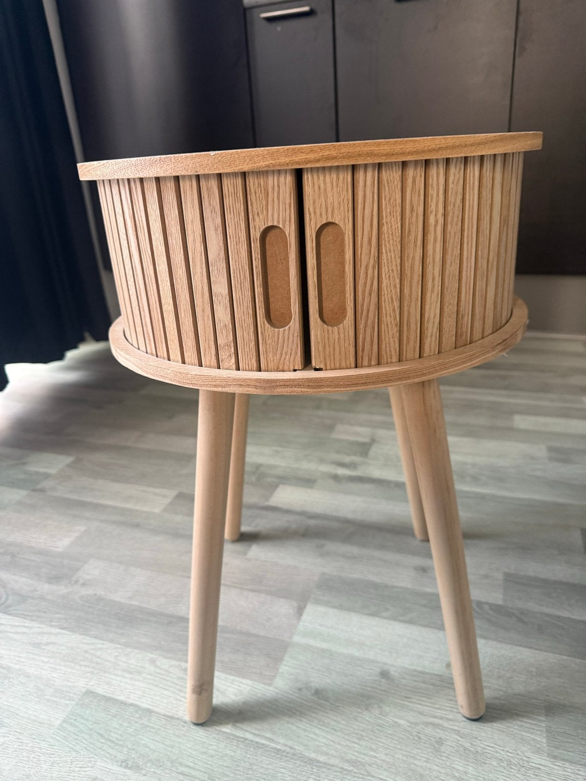 Ronde houten bijzettafel met opbergruimte, Huis en Inrichting, Minder dan 55 cm, Gebruikt, Rond, Hout