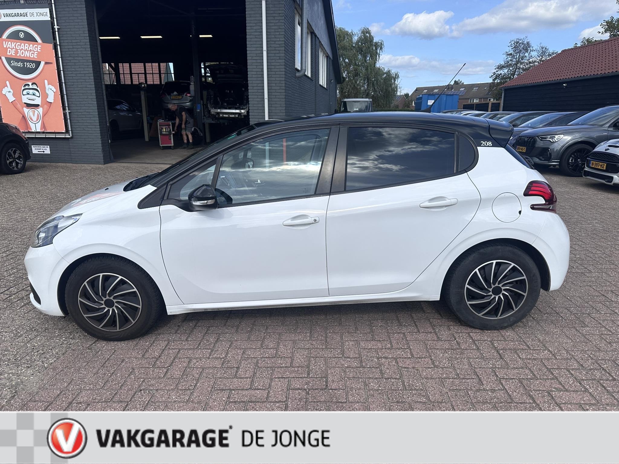 Peugeot 208 1.6 BlueHDi Blue Lease ALLEEN EXPORT, Auto's, Voorwielaandrijving, 590 kg, Gebruikt, Euro 6