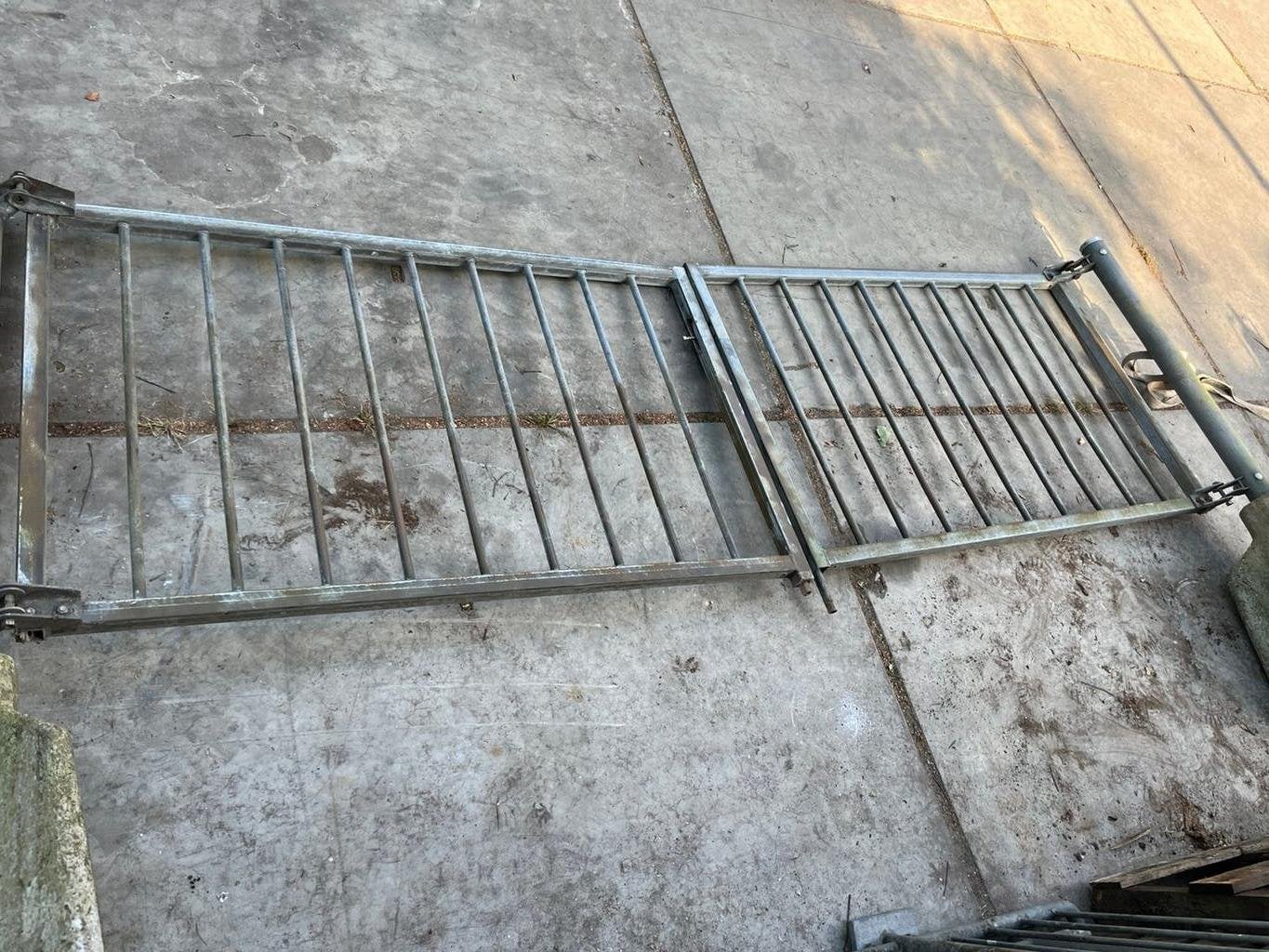 Dubbele poort 3.40 meter 1 m hoog heras met poeren/palen, Ophalen, Met poort, Gebruikt, Overige typen