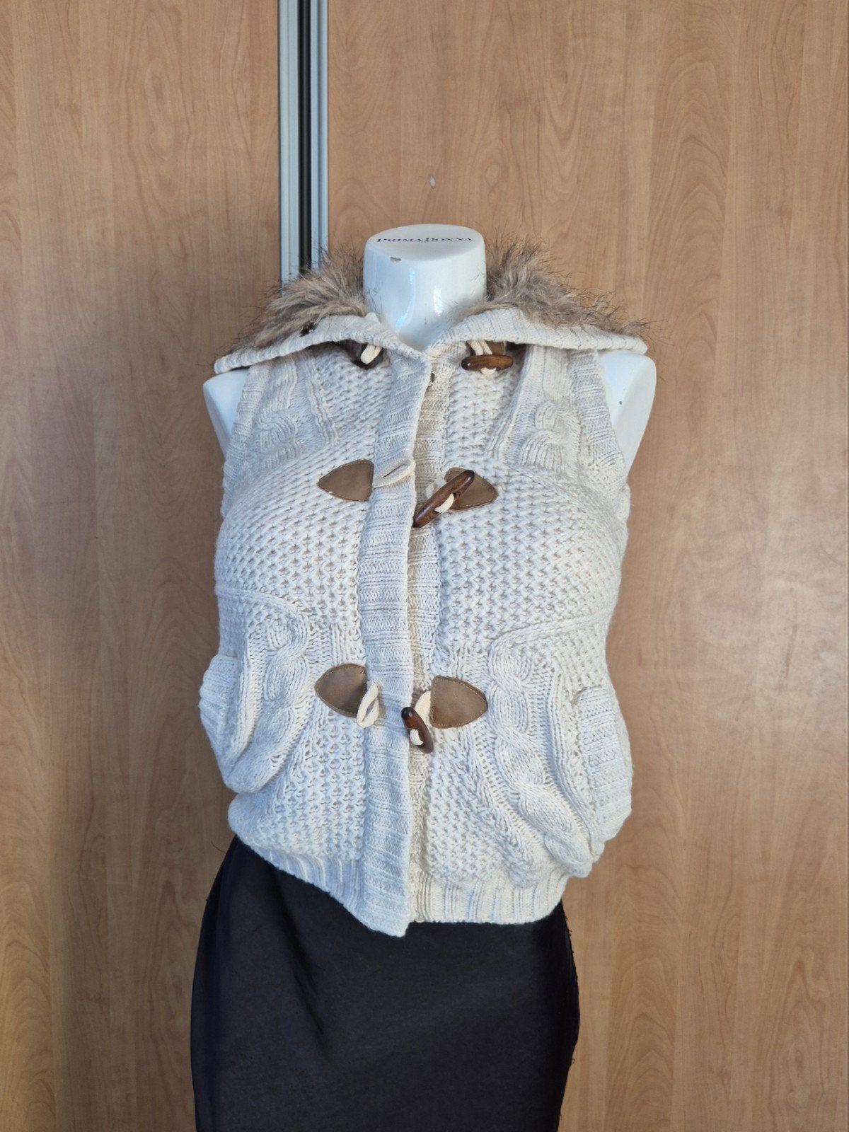 Bershka gebreid vest met bontkraag en toggle sluiting, Wit, Zo goed als nieuw, Maat 36 (S), Bershka