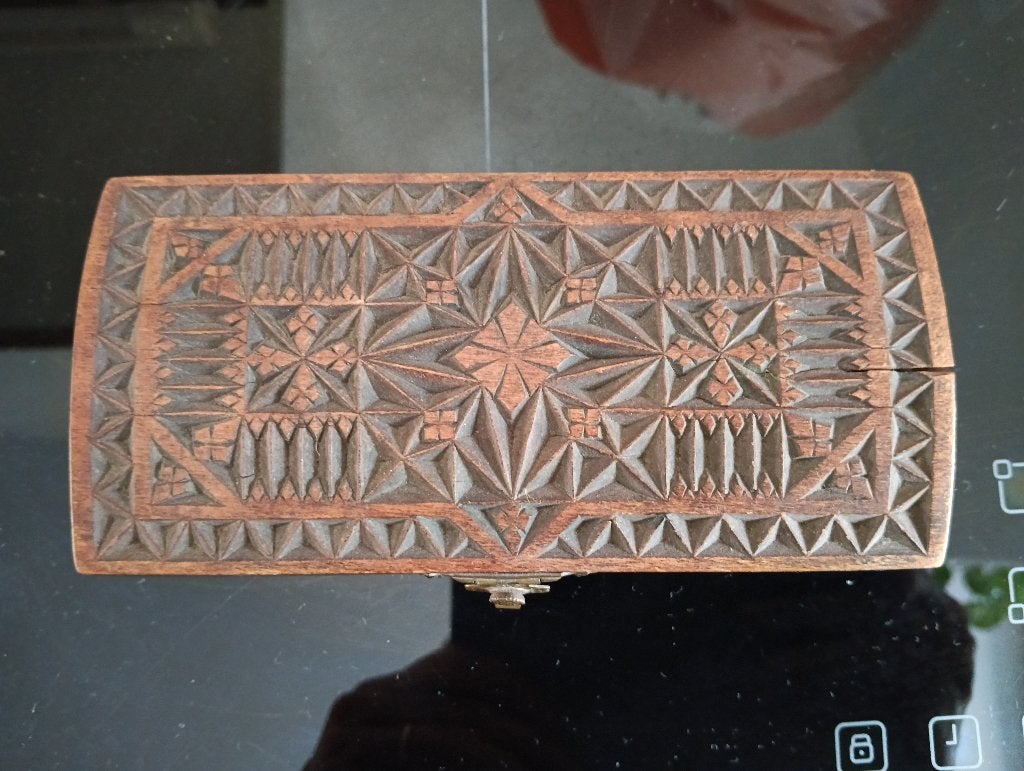 Decoratief houten doosje. Houtsnijwerk+portretje. Vintage, Ophalen, Hout, Bruin, Gebruikt
