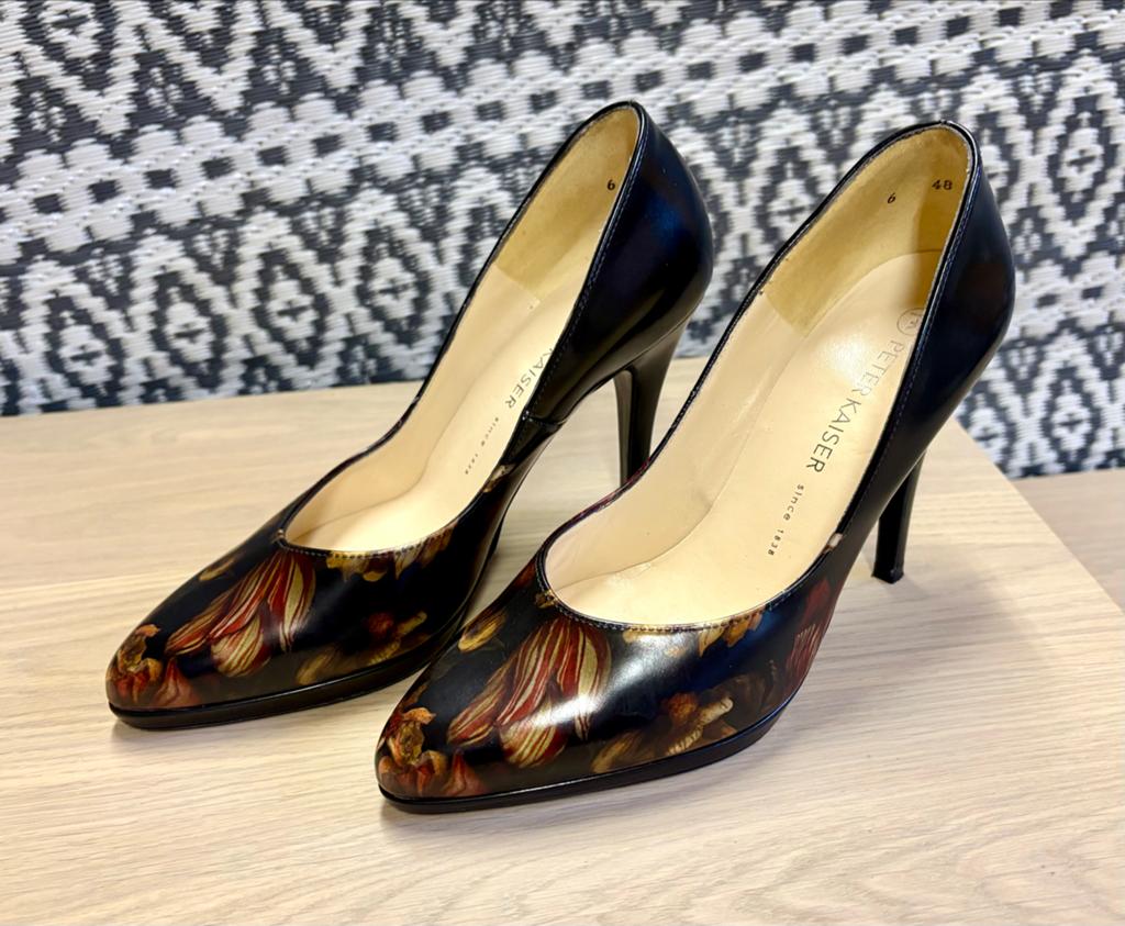 Nieuwe Peter Kaiser pumps met bloemmotief, mt 6 (39), Kleding | Dames, Schoenen, Pumps, Zwart, Nieuw, Ophalen of Verzenden