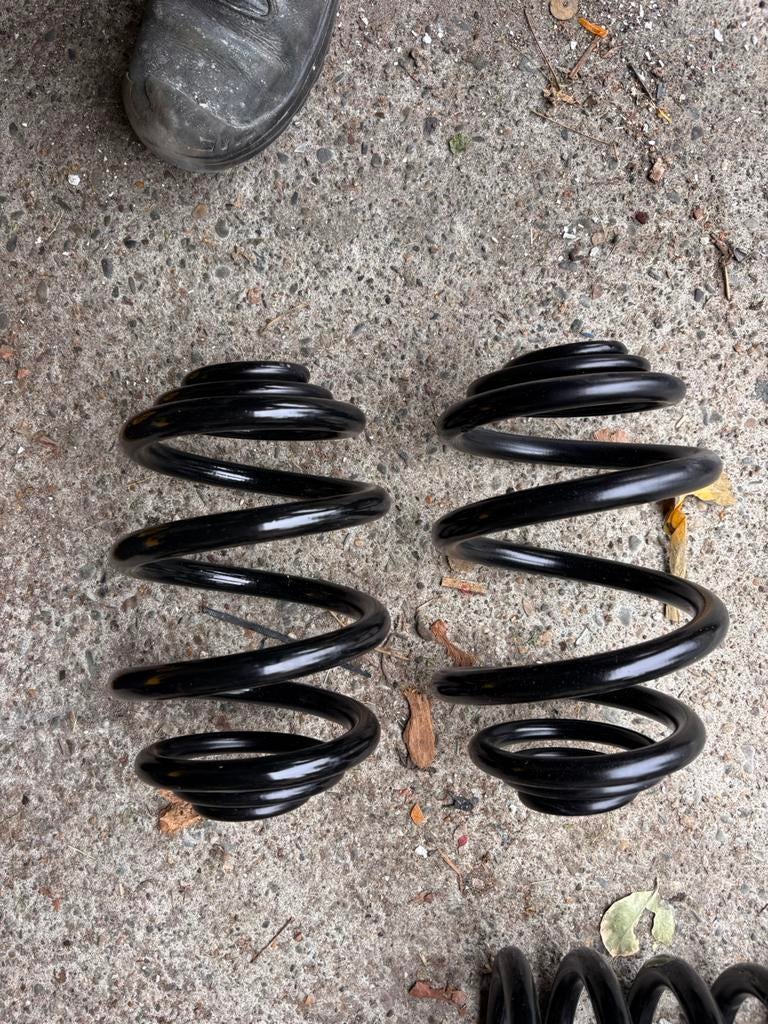VW T3 achter veren kleurcode 2x geel 1x groen, Ophalen of Verzenden