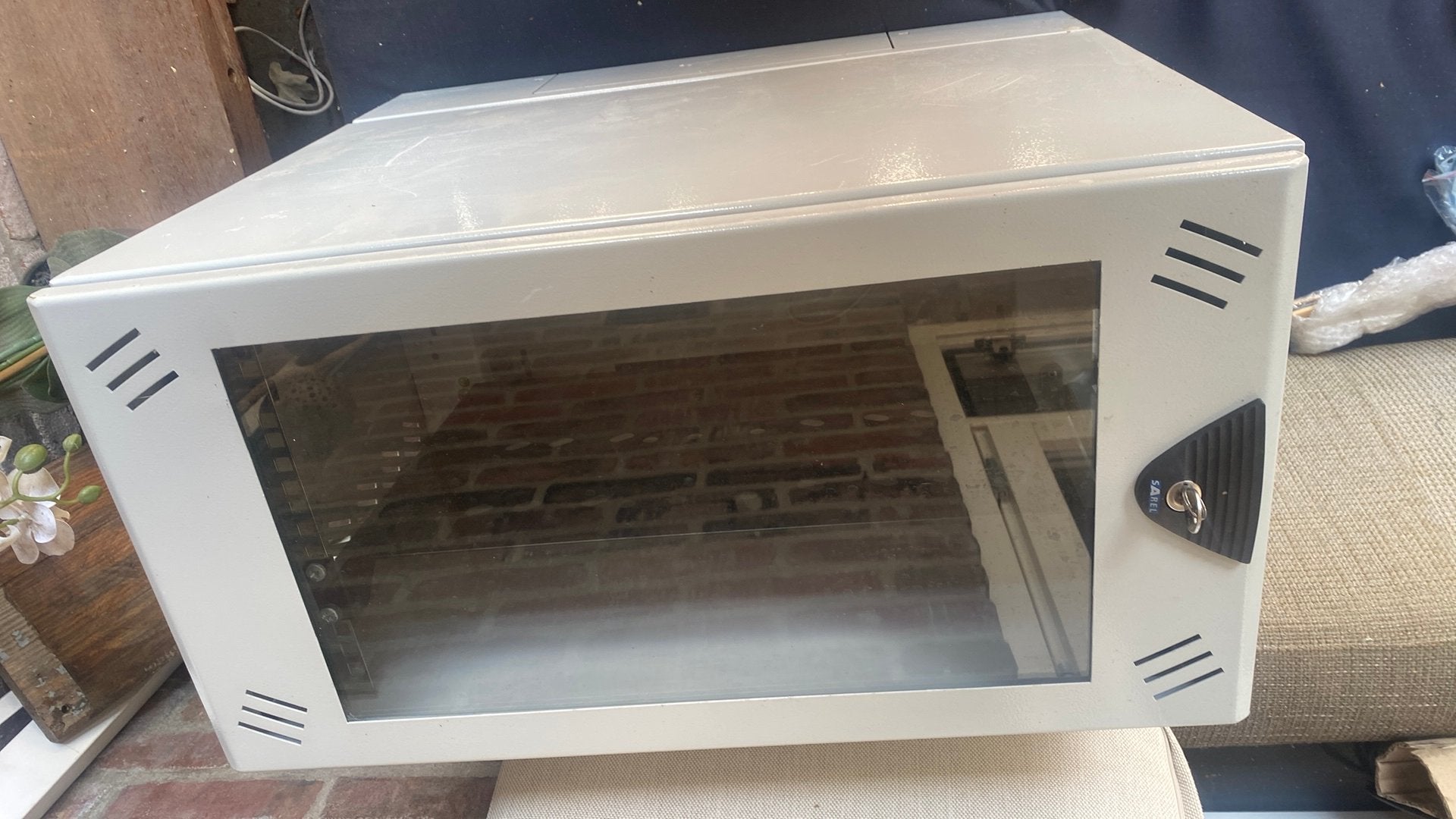 Dit product is een Sarel elektrische behuizing schakelkast., Computers en Software, Serverkasten, Ophalen, Zo goed als nieuw