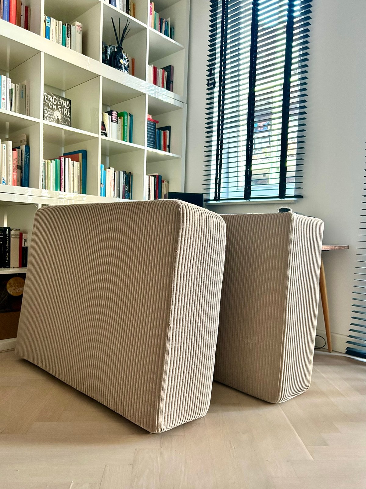 2x IKEA JÄTTEBO armleuning Samsala grijsbeige, Huis en Inrichting, Banken | Voetenbanken en Poefen, Ophalen, 75 tot 100 cm, Zo goed als nieuw
