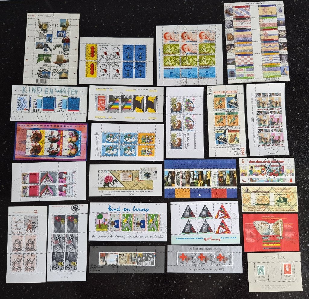 24 POSTZEGEL VELLEN NEDERLAND GESTEMPELD, Ophalen of Verzenden, Nederland