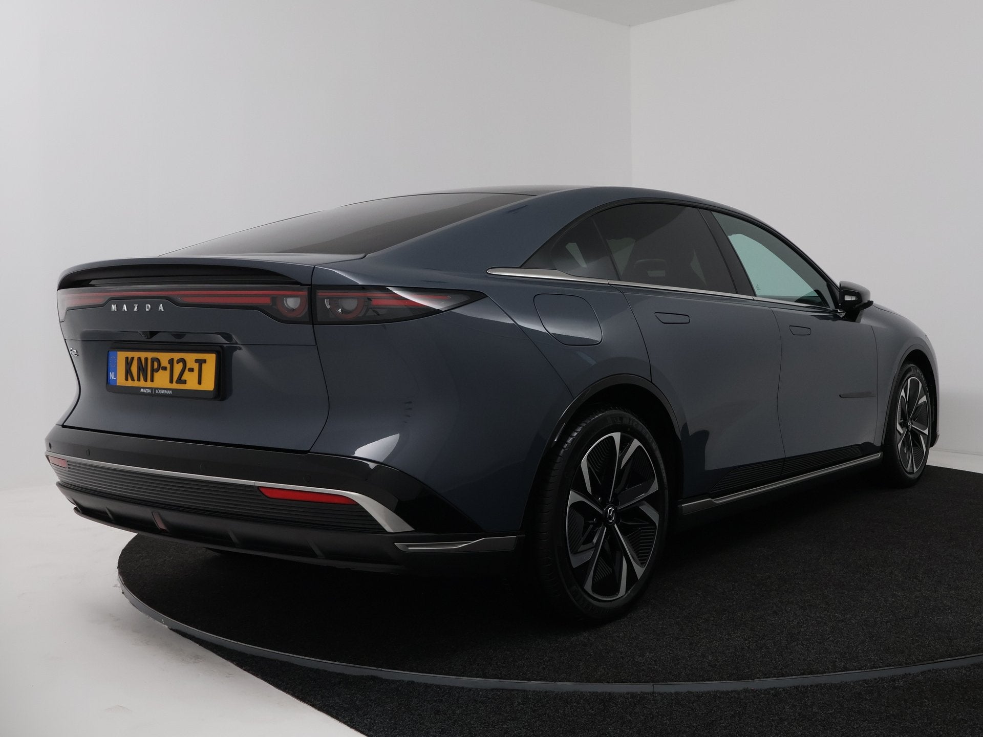 Mazda 6e Takumi Plus Long Range 80 kWh Direct leverbaar | WL, Auto's, Automaat, 12 maanden, Achterwielaandrijving, Verwarmde buitenspiegels