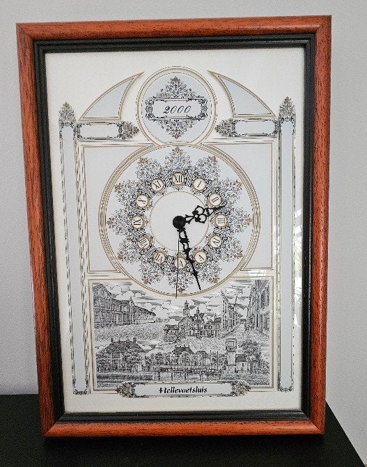 Glasgravure met milleniumklok Swaenepoel Hellevoetsluis, 2000 tot heden, 44 cm, Genummerd, Stadsgezicht