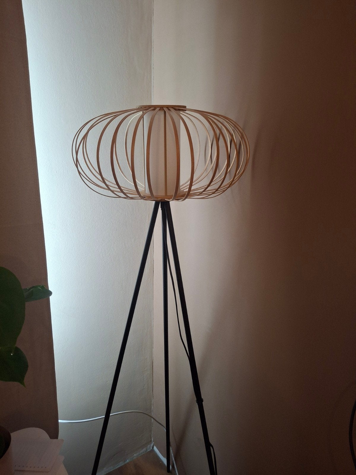 Stijlvolle staande lamp met houten kap, Huis en Inrichting, Ophalen, Modern, Scandinavisch, E27 (groot), Zo goed als nieuw