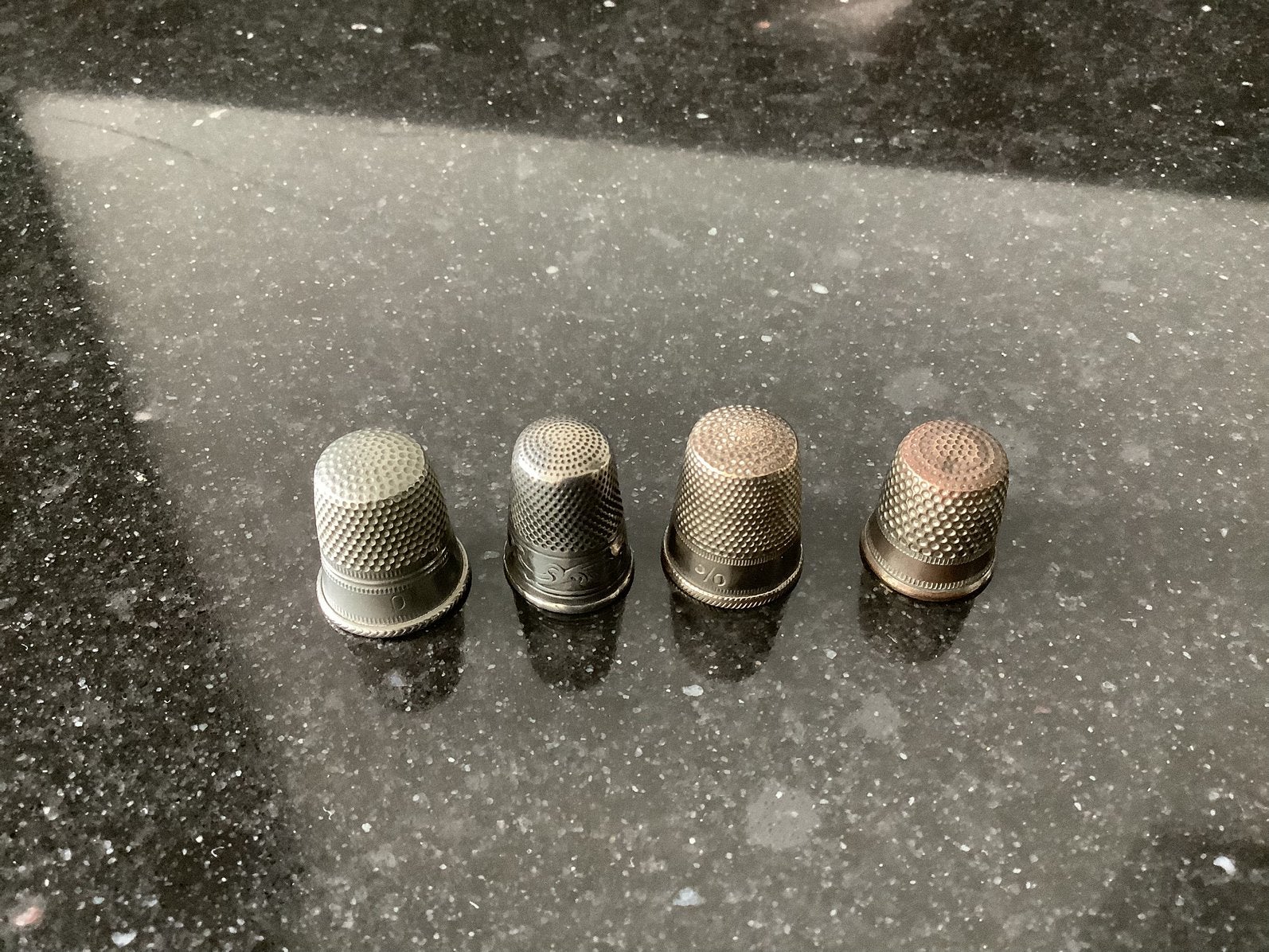 4 (verzilverde) en zilveren vingerhoedjes., Antiek en Kunst, Ophalen of Verzenden