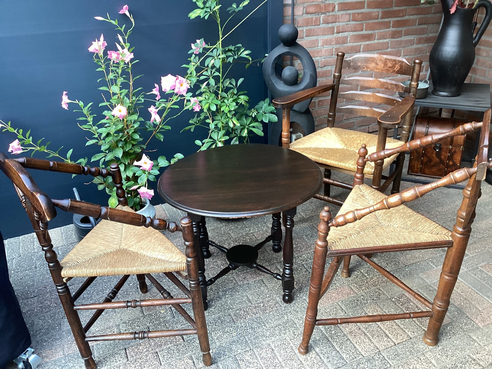 Antieke stoeltjes met tafel, Ophalen