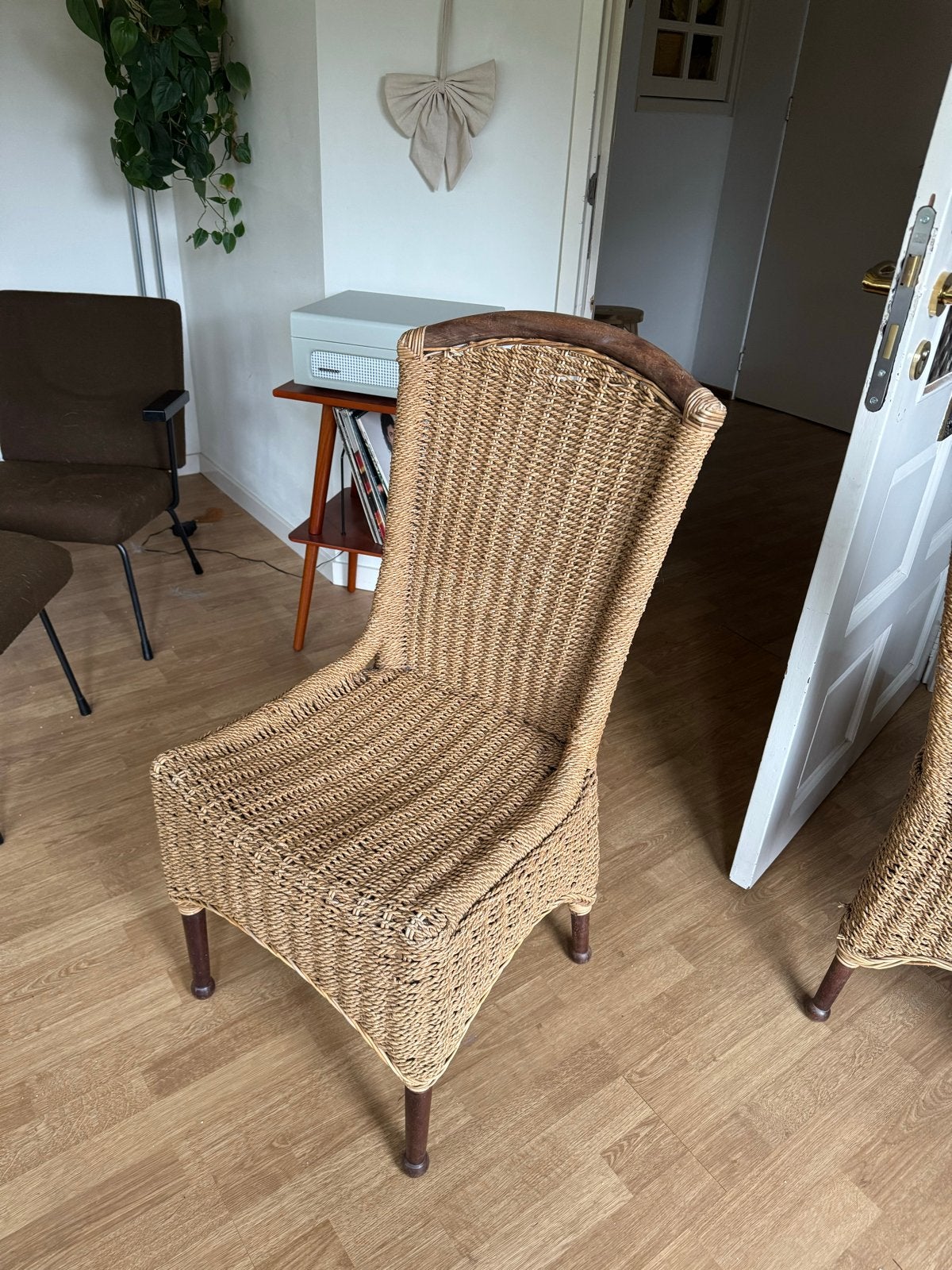 Set van 4 rotan stoelen met houten details, Huis en Inrichting, Ophalen, Gebruikt, Overige kleuren, Vier
