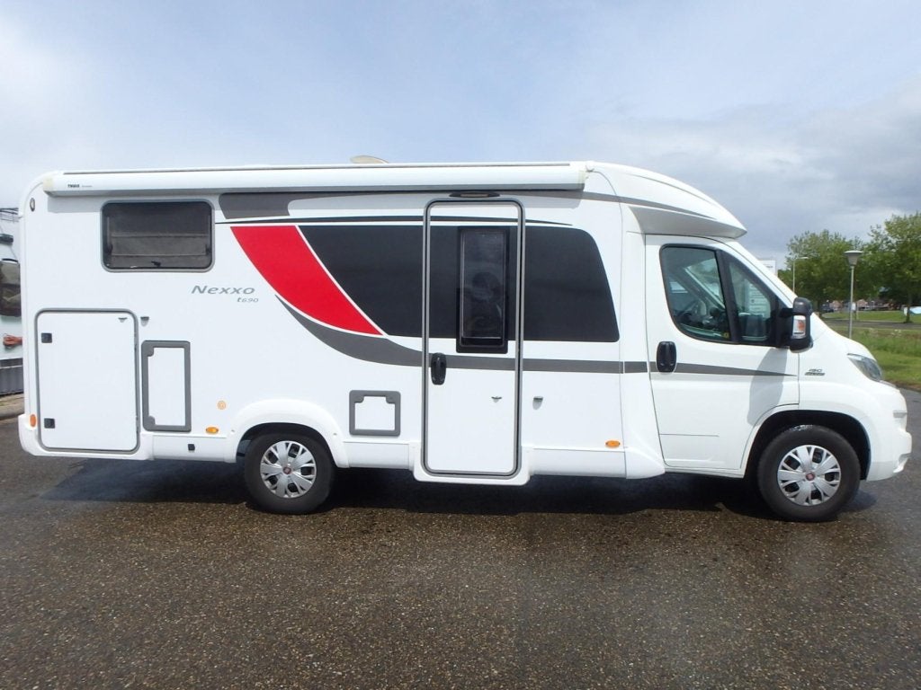 Bürstner Nexxo 690 T Automaat, Caravans en Kamperen, Campers, Automaat, Standaard zit, Ringverwarming, Fiat