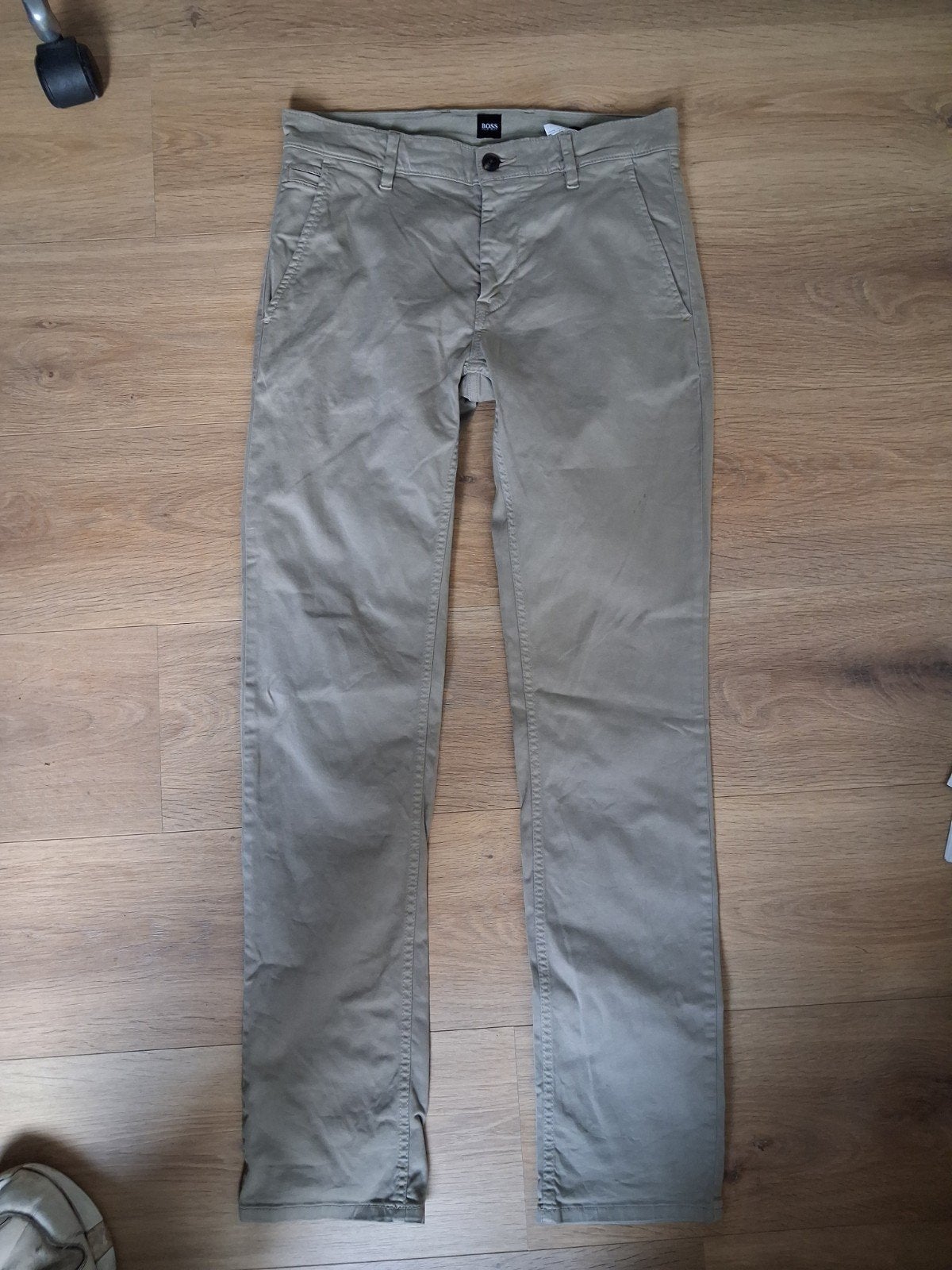 Hugo Boss Chino W30 L32 - Slim Fit, Kleding | Heren, Broeken en Pantalons, Beige, Overige maten, Ophalen of Verzenden, Zo goed als nieuw