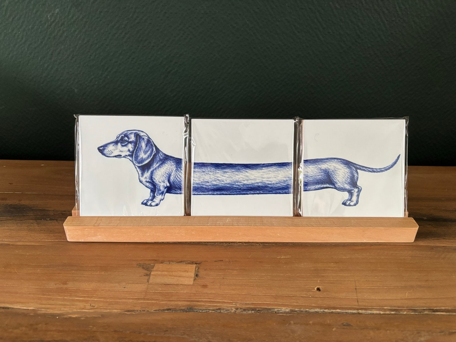 Teckel tegeltjes op standaard - Uniek Delfts Blauw design, Ophalen of Verzenden