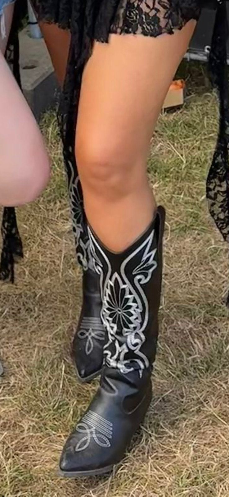Zwarte cowboy laarzen Maat 39 gedragen met witte details, Kleding | Dames, Schoenen, Hoge laarzen, Zwart, Ophalen of Verzenden