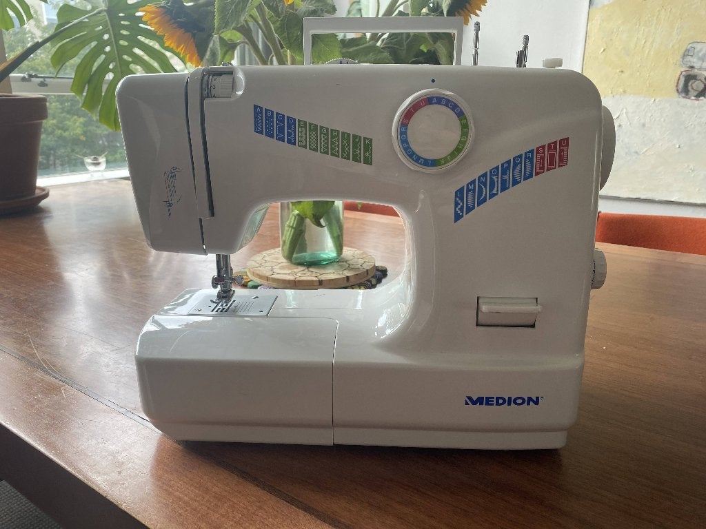 Medion naaimachine - needs work, Hobby en Vrije tijd, Naaimachines en Toebehoren, Ophalen, Gebruikt, Naaimachine, Overige merken