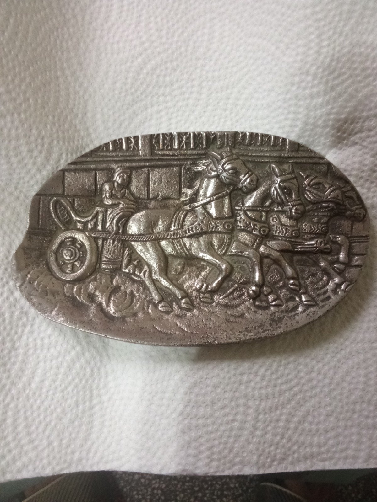 Antieke silveren plaquette met Romeinse strijdwagen, Antiek en Kunst, Verzenden