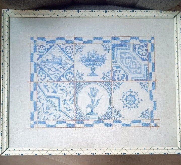 Ingelijst borduurwerk met Delfts blauw tegelpatroon, Gebruikt, Textiel, Klassiek, Ophalen of Verzenden
