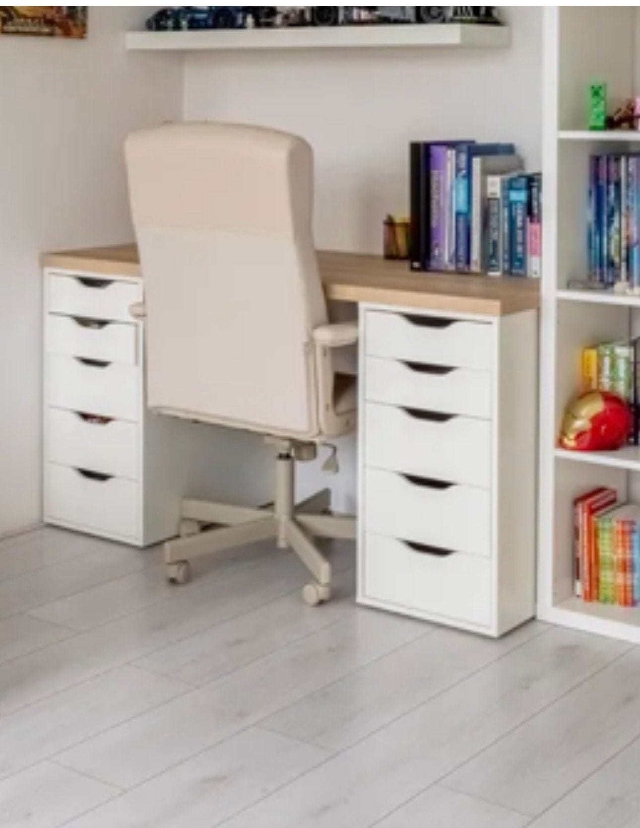 Bureau met stoel, Ophalen, Zo goed als nieuw