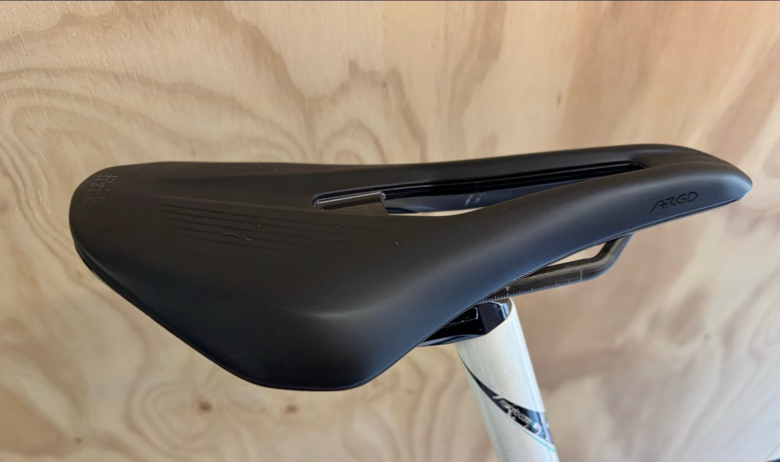 Fizik Vento Argo R1 zadel - Zo goed als nieuw, Ophalen, Zo goed als nieuw, Zadel