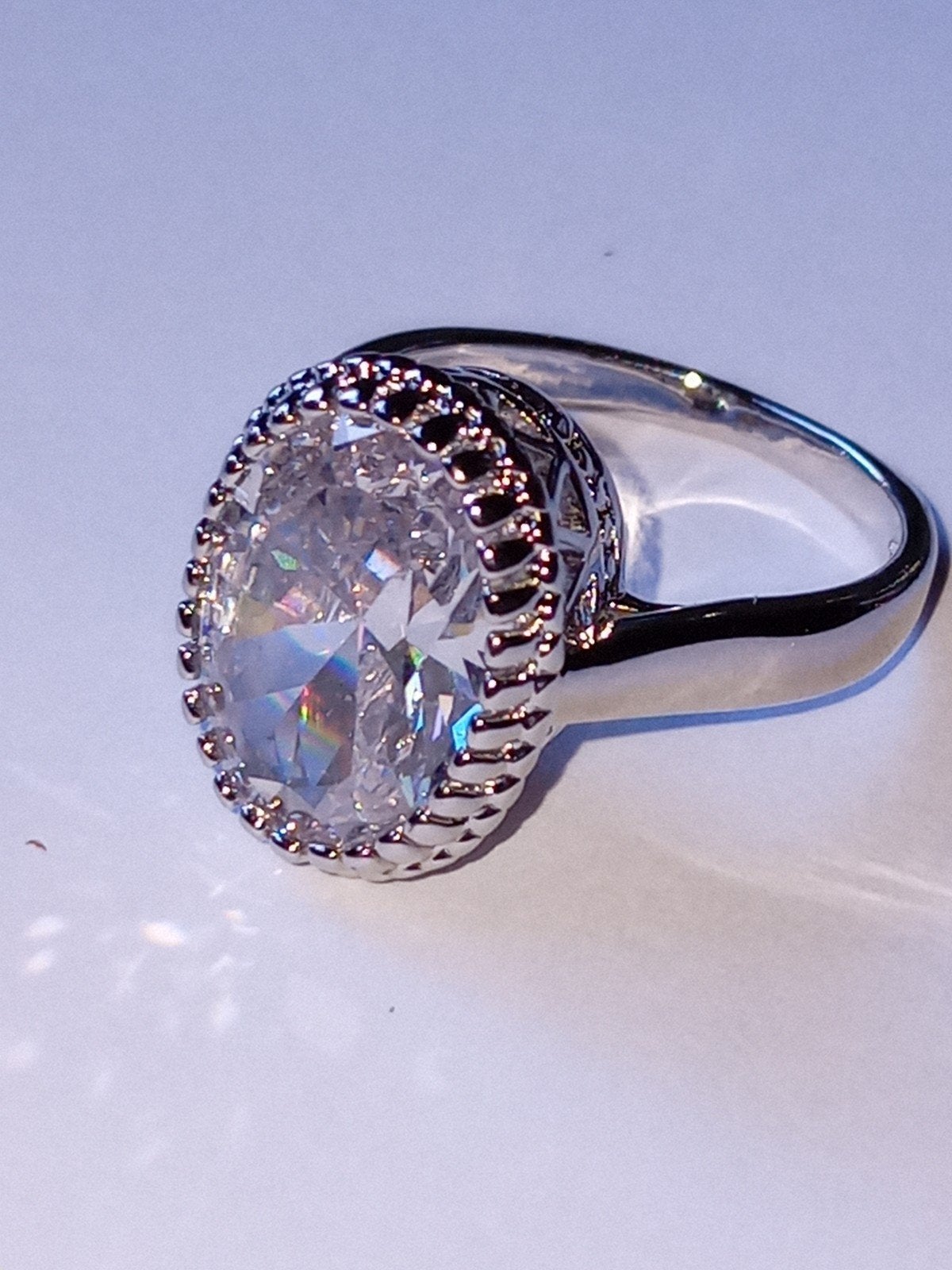 Zilver(vaag stempel)925 gekleurd  ring met grote ovale zirko, Met kristal, Ophalen of Verzenden, Zo goed als nieuw, 17 tot 18