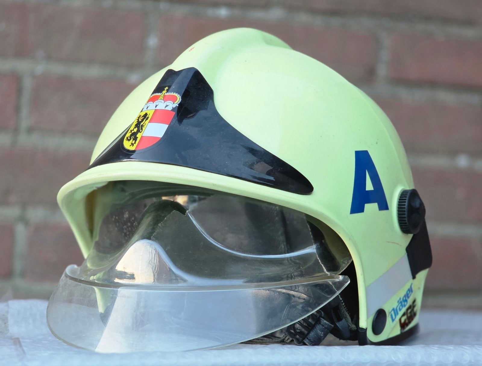 brandweerhelm brandweer Oostenrijk Salzburg Gallet F1sa, Ophalen of Verzenden, Nederland, Embleem of Badge