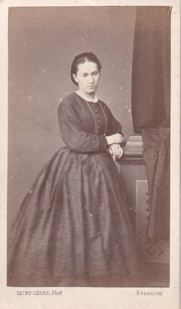 Antieke CDV Foto Vrouw met Hoepelrok - Besançon Ca 1865, Verzenden, Voor 1940, Gebruikt, Foto